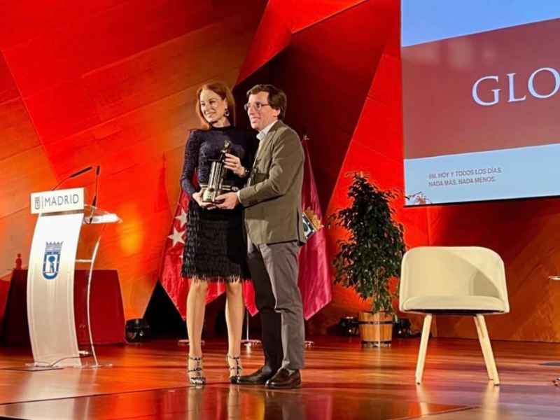 2 Gloria-Recibiendo-Premio-Clara-Campo-Amor Gloria Lomana Closingap