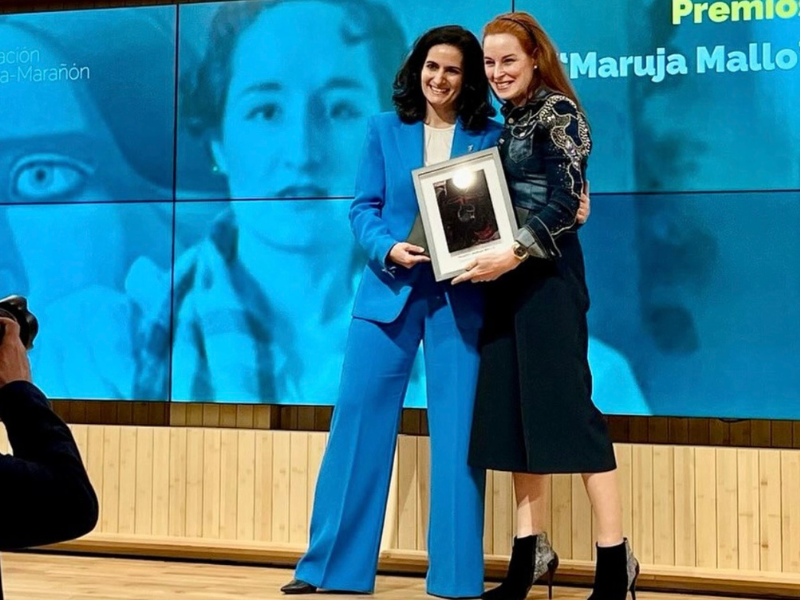 7 Gloria-Recibiendo-Premio-Maruja-Mallo